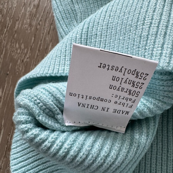 Zesica v-neck sweater dress - Picture 5 of 6